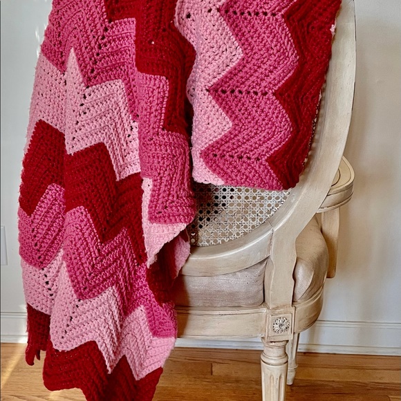 Vintage Handmade Afghan Adorable shades of Pink 🌺 - Picture 2 of 16